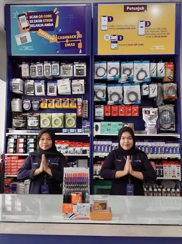 Tim Andalan ATK melayani pelanggan di toko